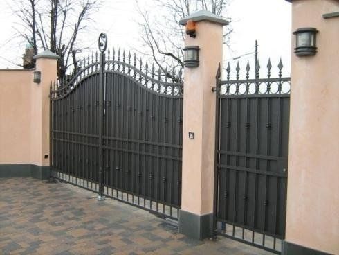 Recinzione in ferro battuto nera