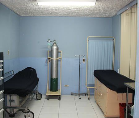 Sanatorio Villa Hermosa, S.A. habitación de sanatorio con camillas y  una pipa de oxigeno