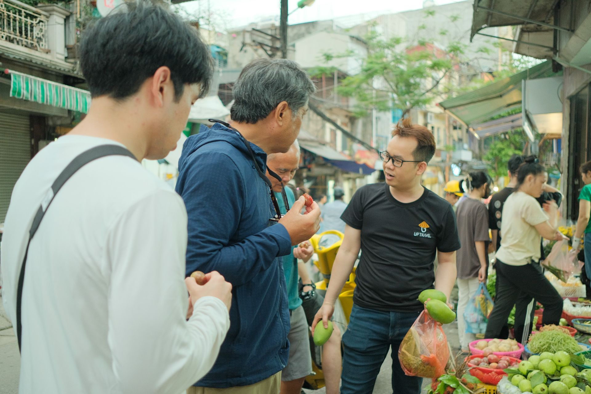 Up Travel guide teaching foreign tourists how to bargain at a Vietnamese market