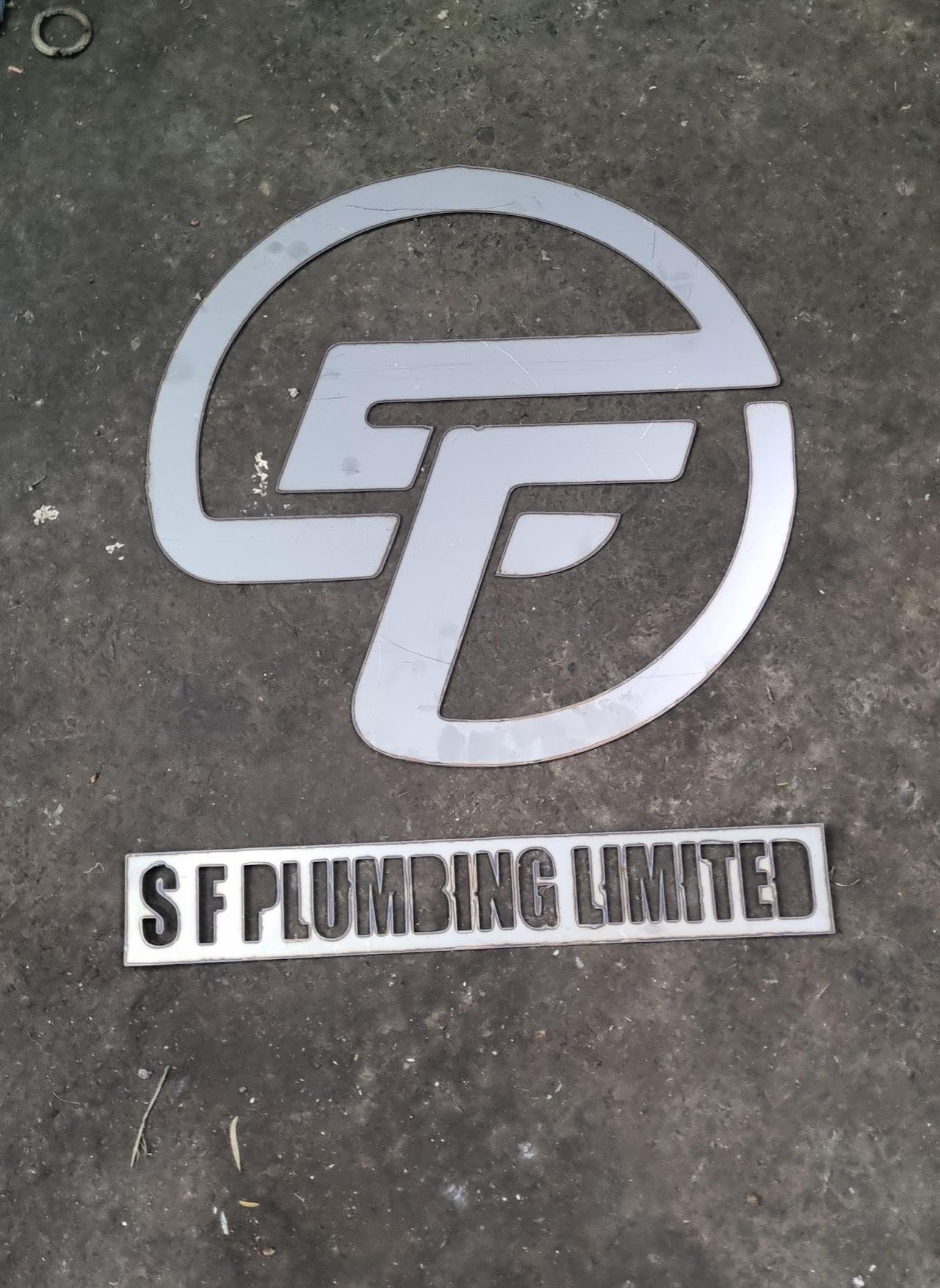 A sign that says SF plumbing limited on it.