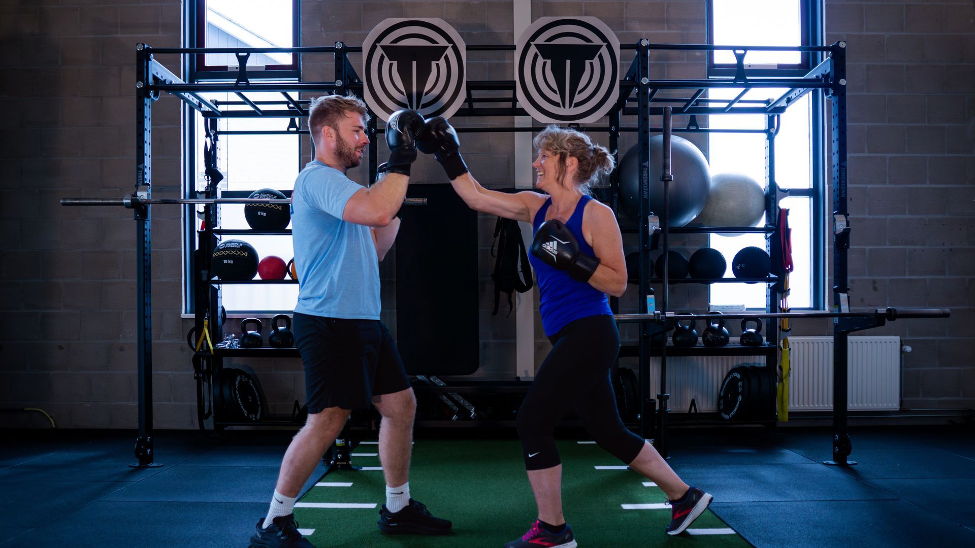 Intensieve Boksfit groepslessen in Lichtenvoorde bij Gelre Leefstijl. Werk aan kracht en conditie met boksen, stootcombinaties en fitnessoefeningen voor coördinatie en krachtopbouw. Geen sparring, wel energie, zweet en fun!