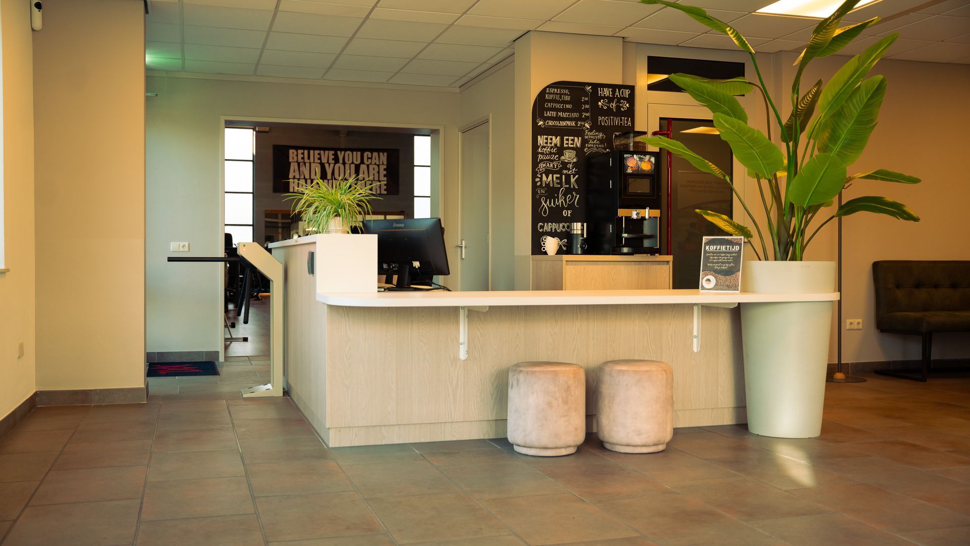 Een paar gele banden die aan een bar in een sportschool hangen