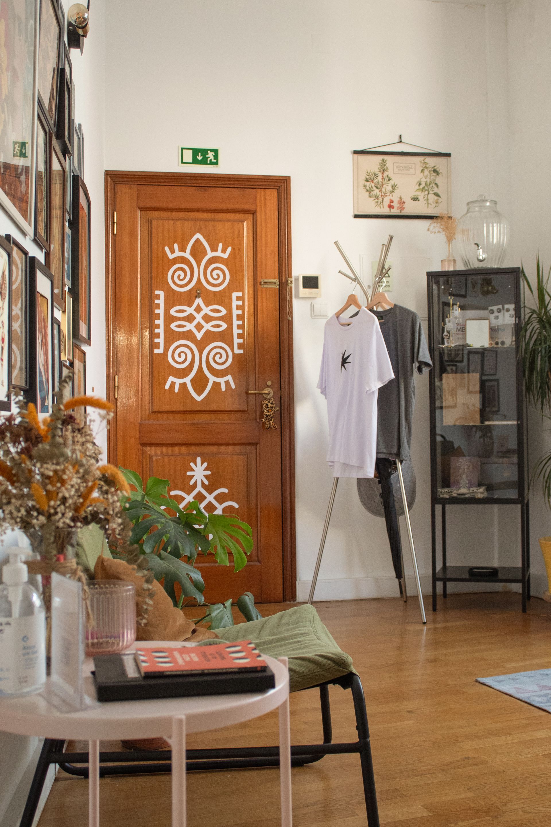 Uma sala de estar com uma porta de madeira e uma mesa branca.