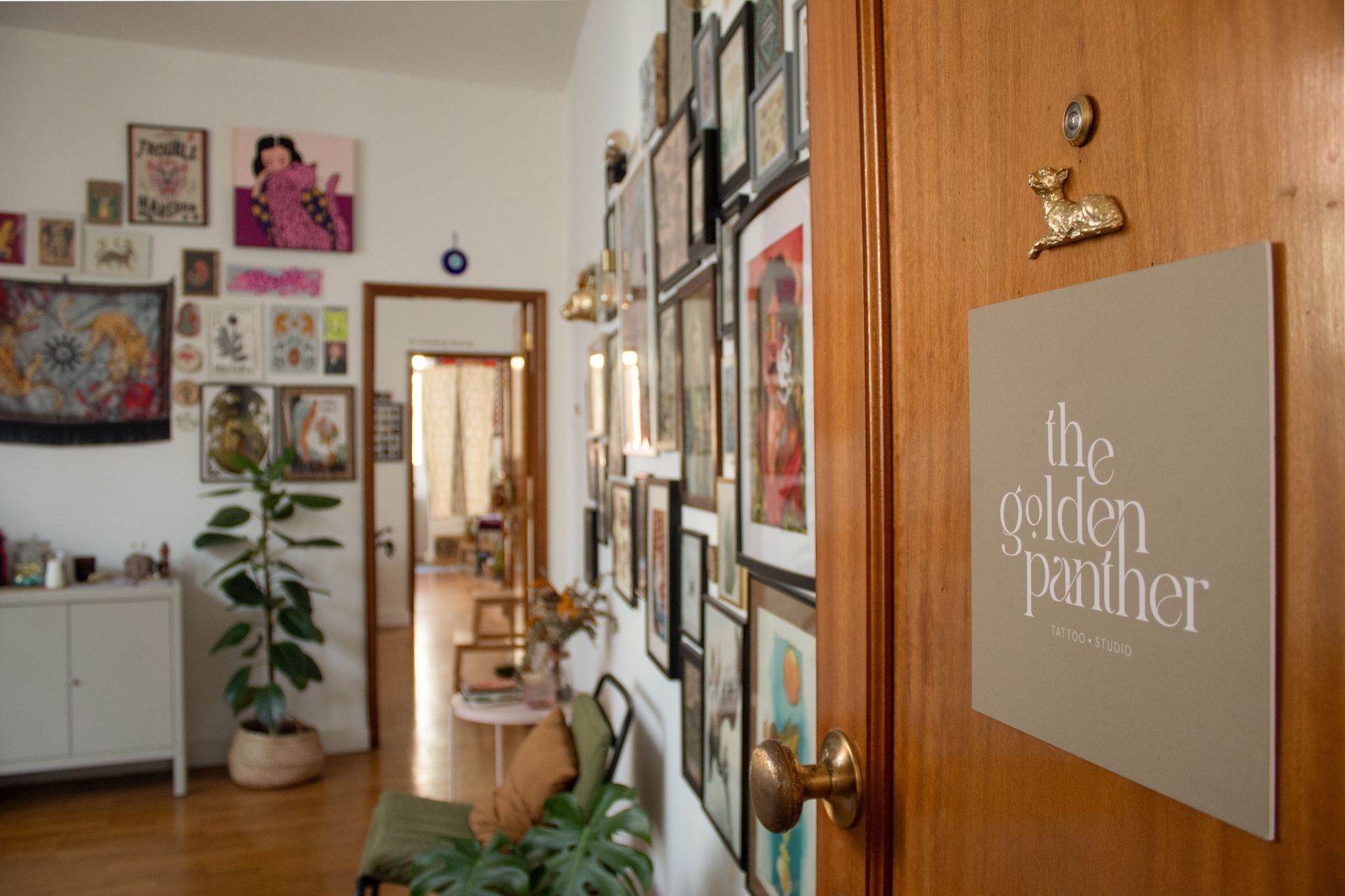 Uma sala com uma placa na porta que diz a pantera dourada