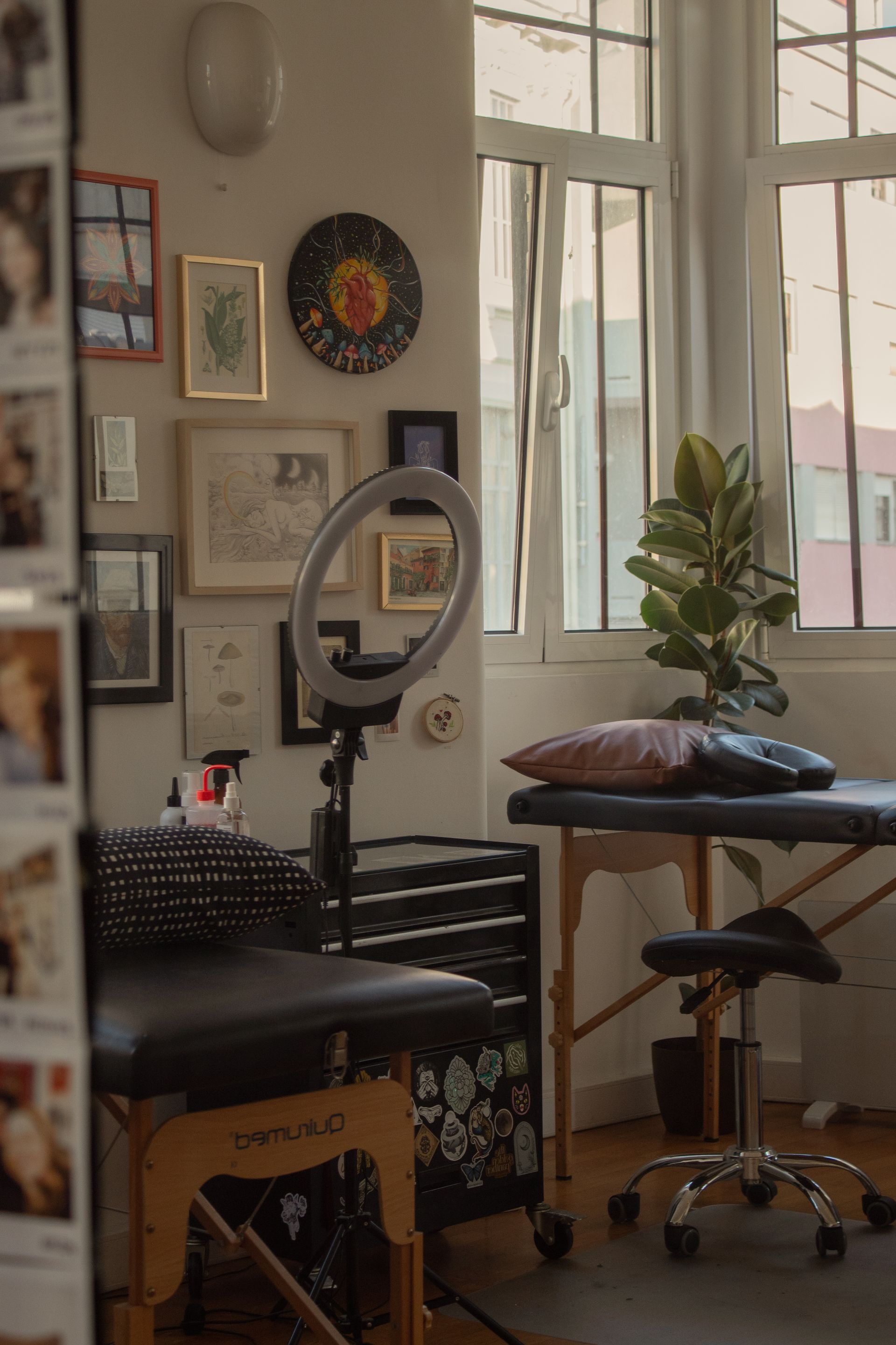 Uma sala com uma mesa e cadeiras e uma janela