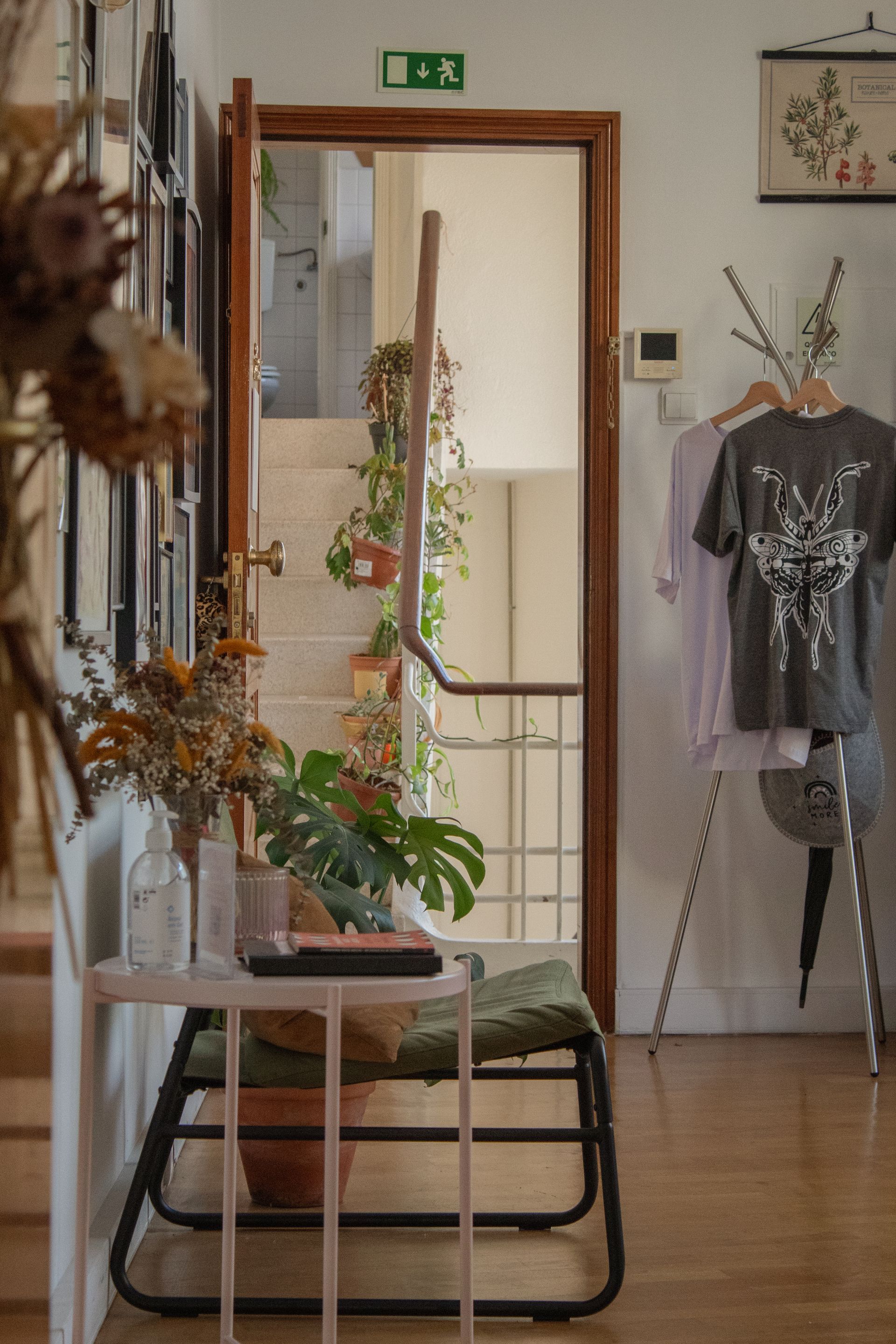 Uma sala com uma placa de saída verde na porta