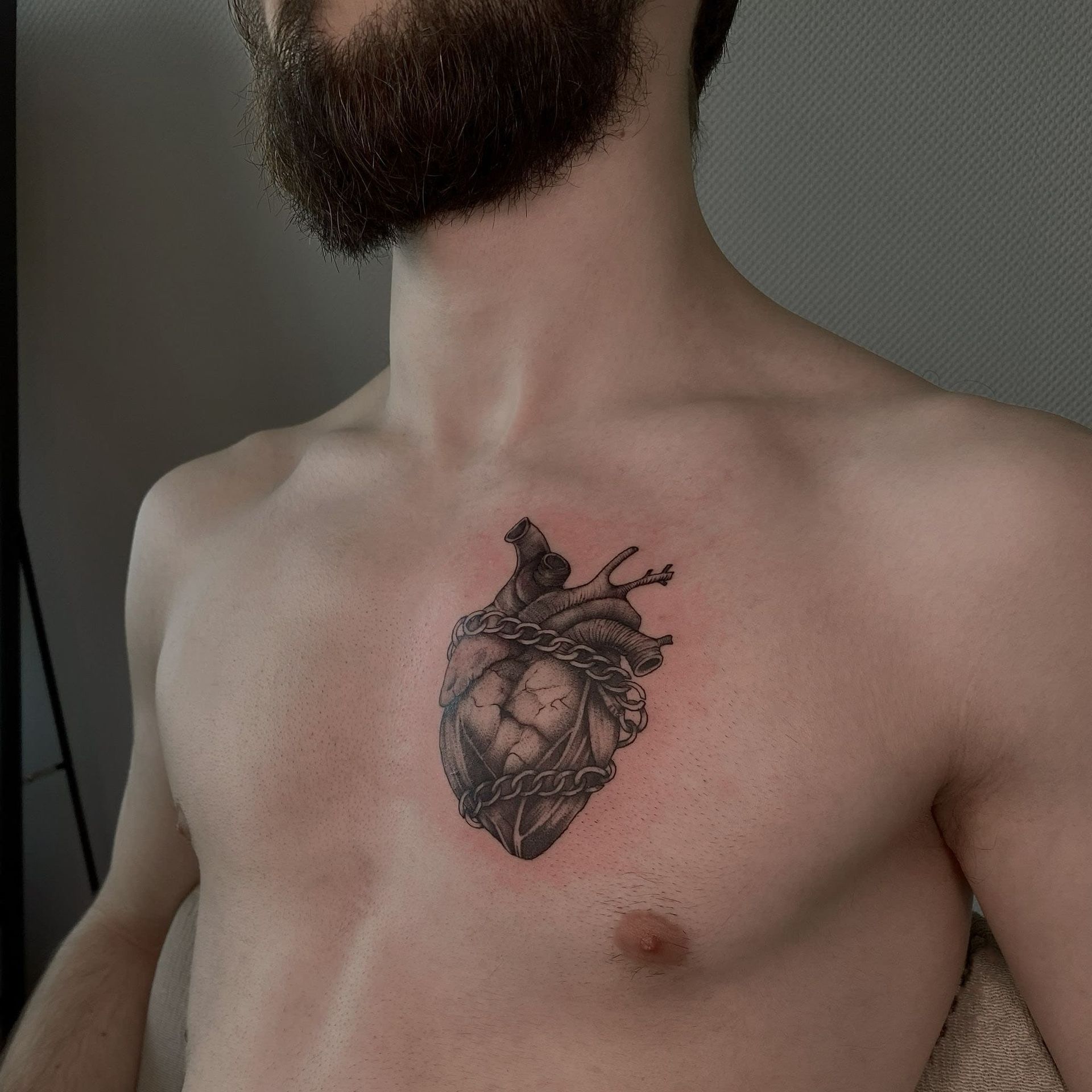 Uma pessoa tem uma tatuagem de um poodle rosa no braço