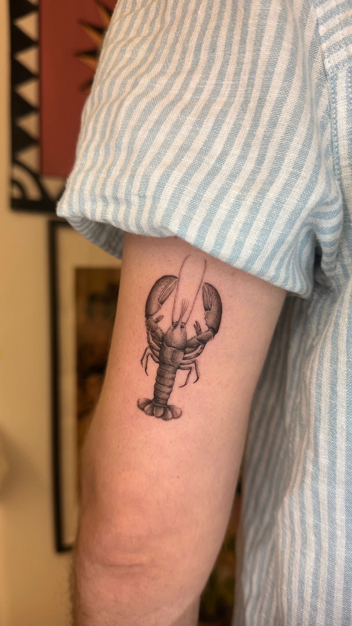 Uma pessoa tem uma tatuagem do Mickey Mouse no antebraço