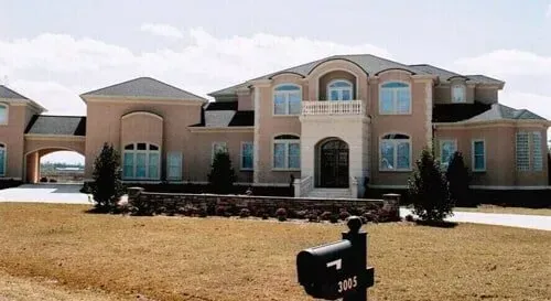 A large house with a mailbox in front of it