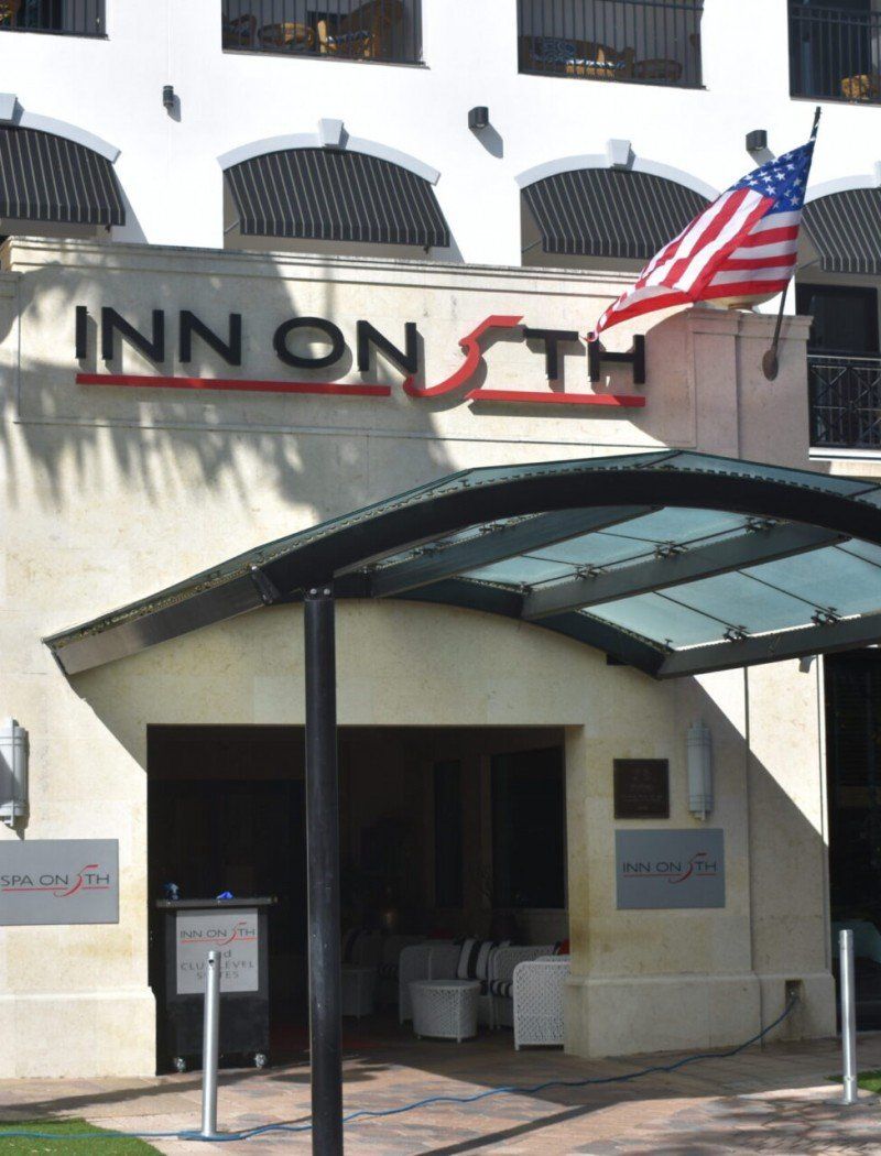 A white building with the word inn on it