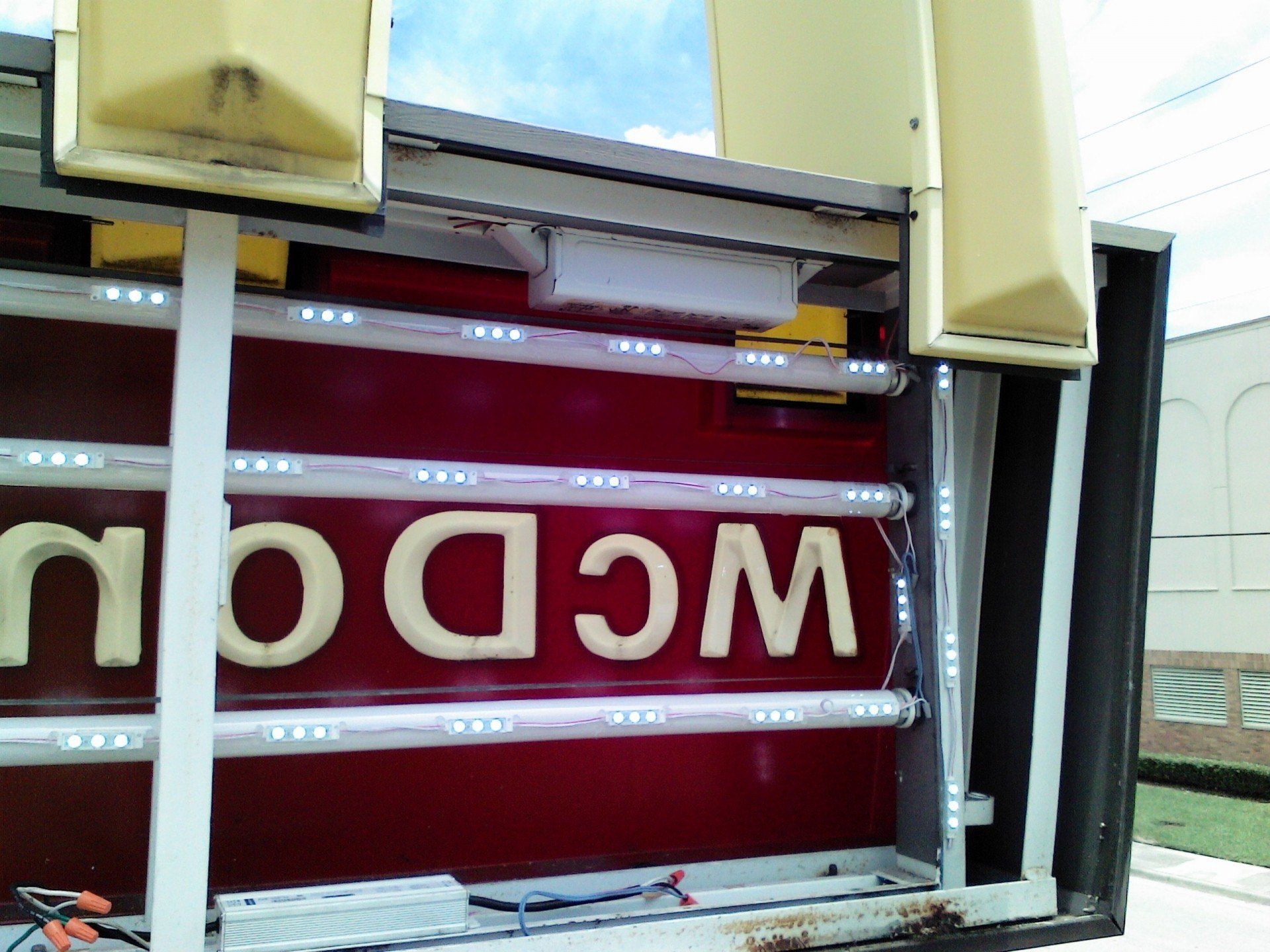 A red sign that says wcdou on it