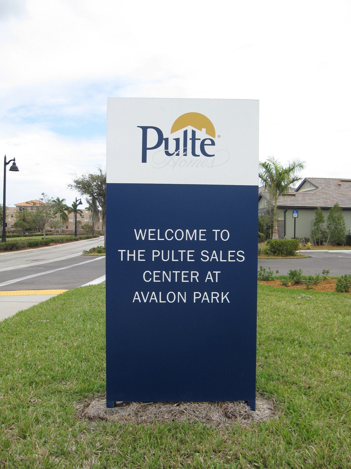 A blue and white sign that says welcome to the pulse sales center at avalon park