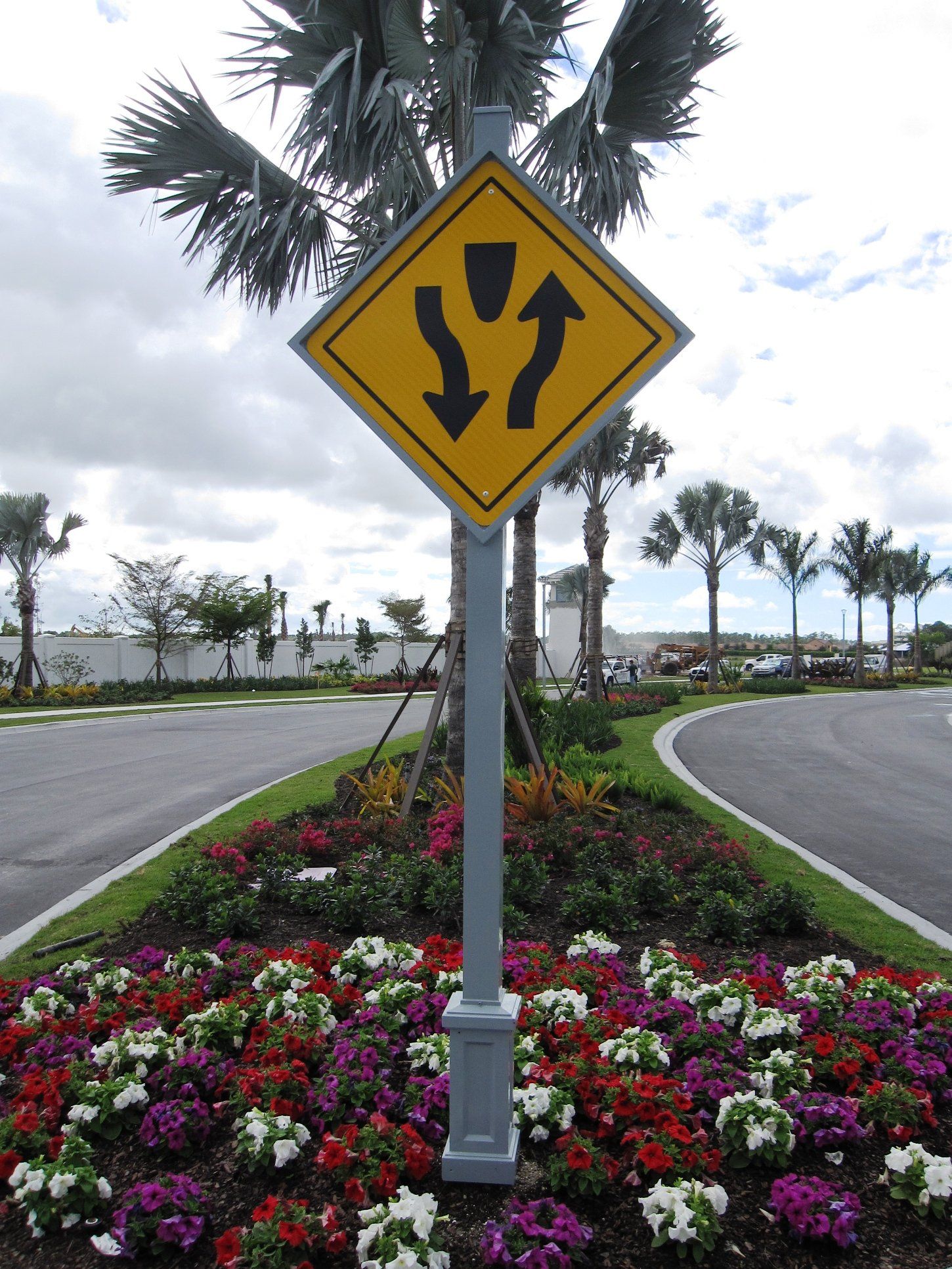 A yellow sign with two arrows pointing in opposite directions