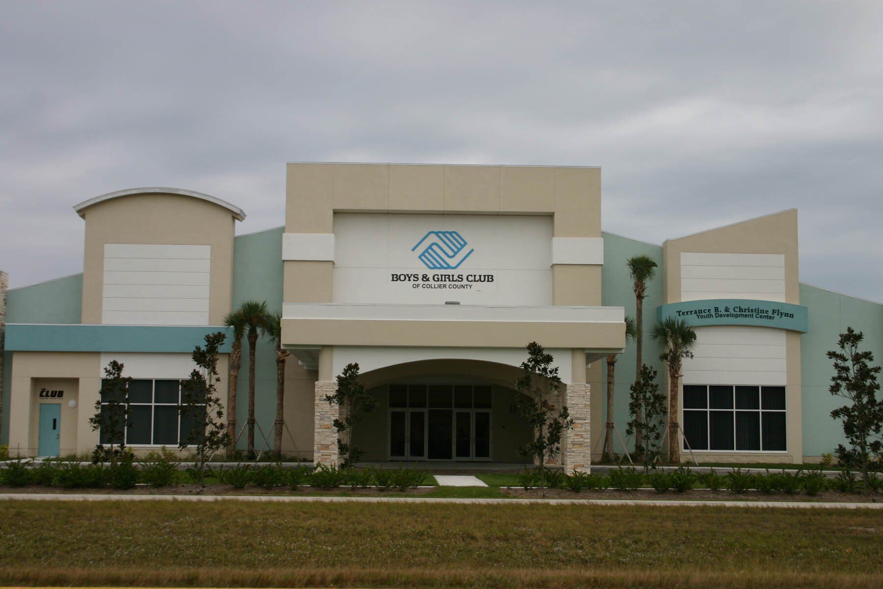 A large building with a sign that says aquatic center