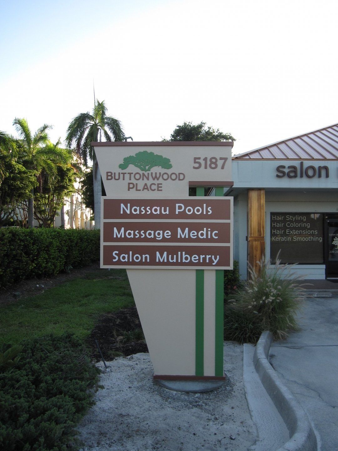 A sign that says buttonwood place on it
