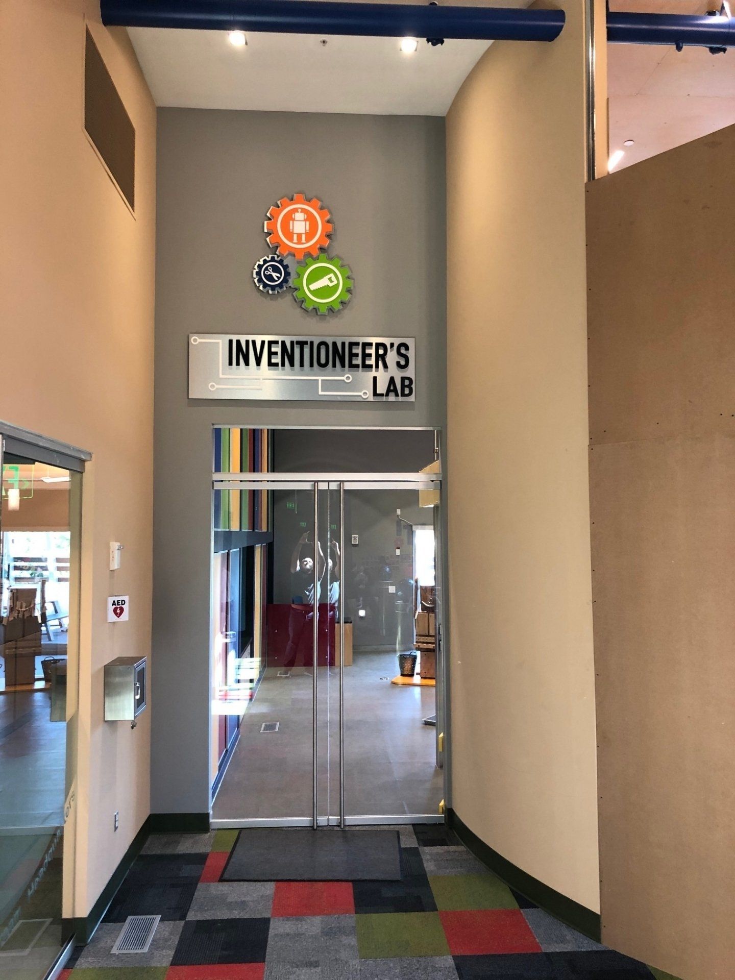 A hallway with a sign that says inventor 's lab