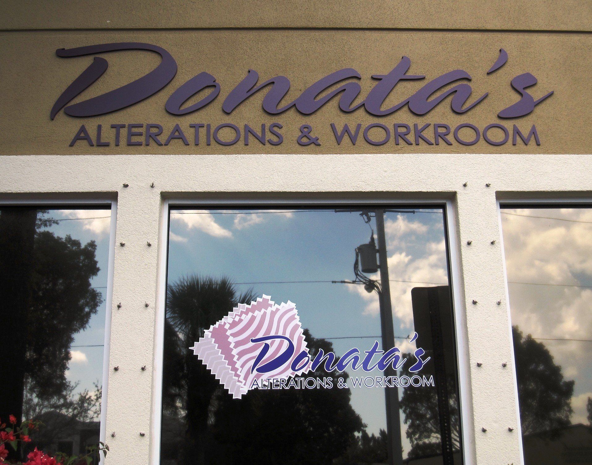 A store front for donata 's alterations and workroom