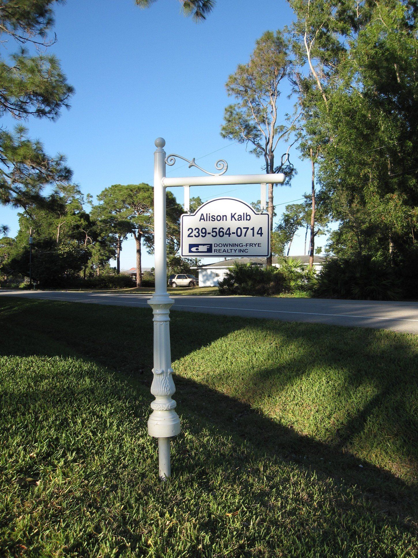 A white pole with a sign on it that says a nor park