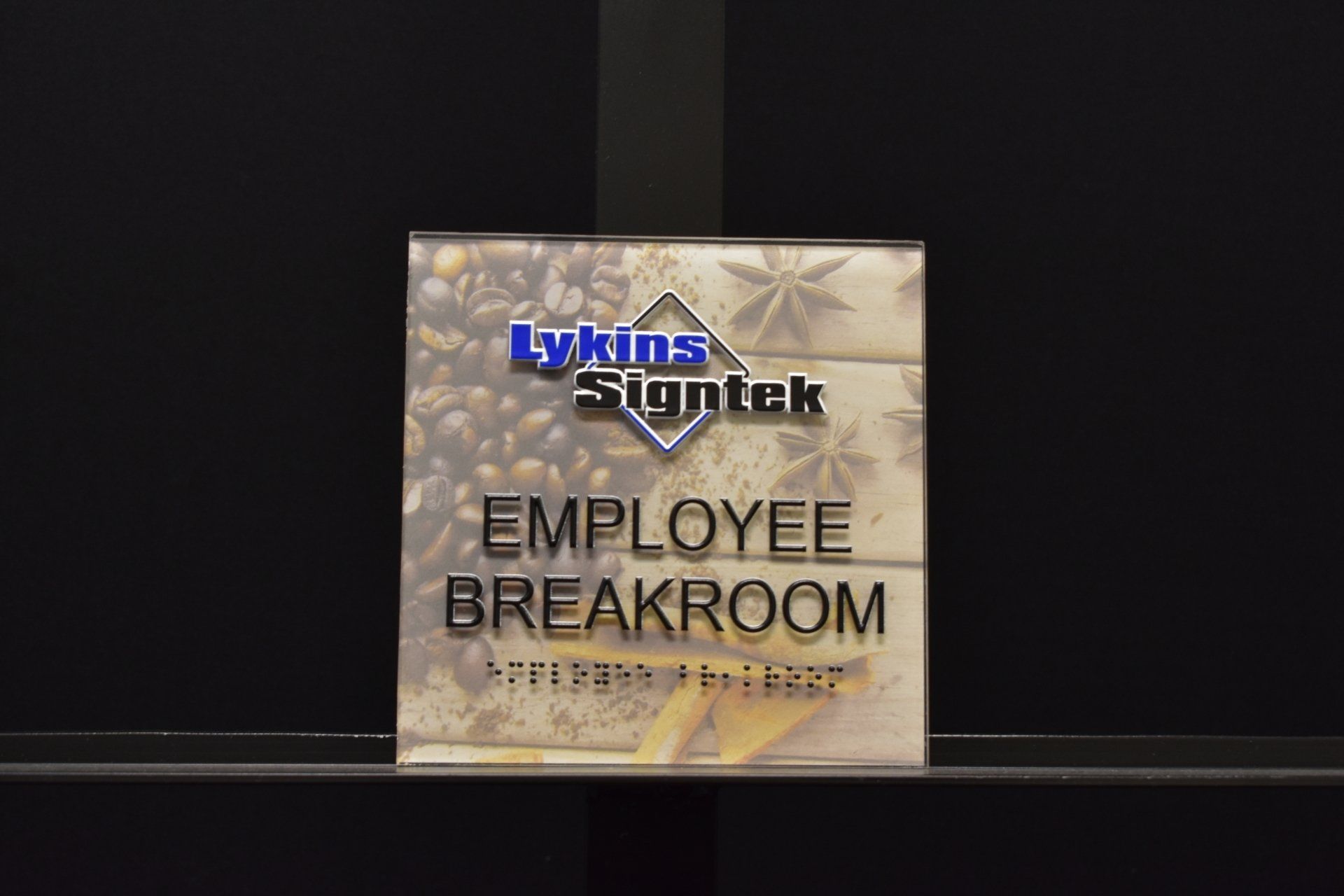 A sign that says employee breakroom on it