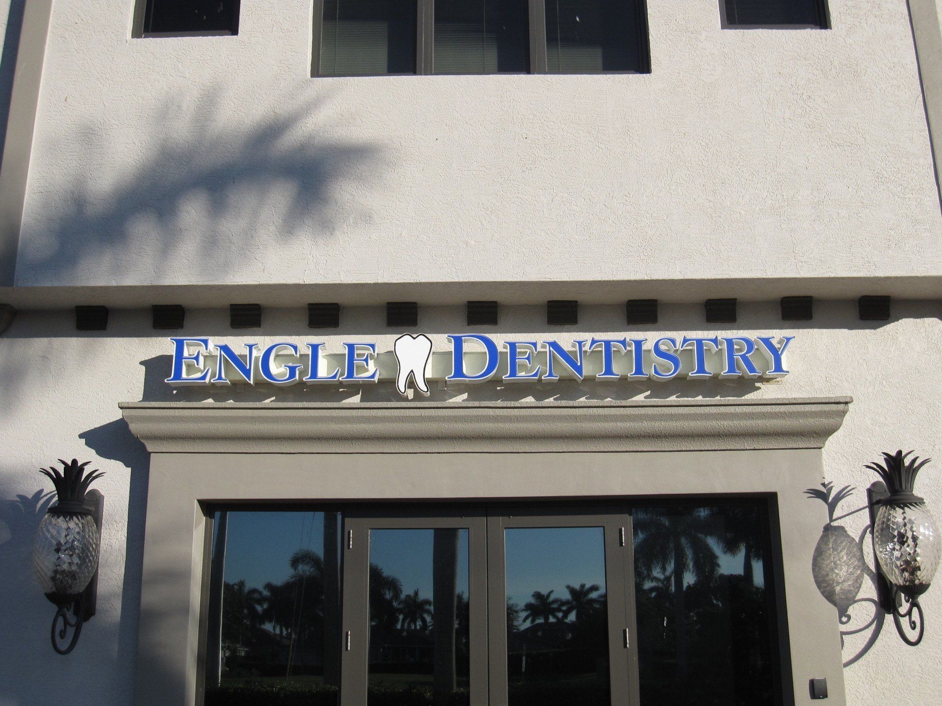 A building with a sign that says angle dentistry