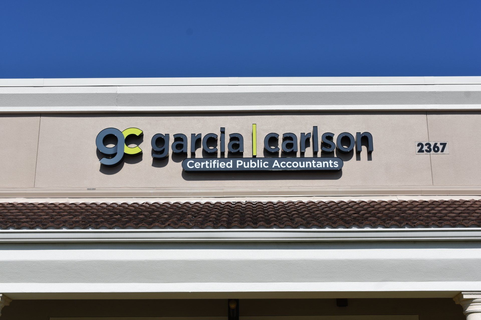 A building with a sign that says garcia carlson certified public accountants