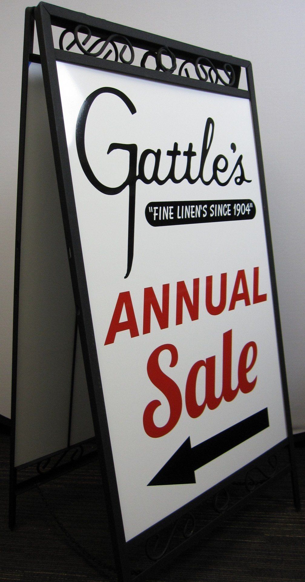 A sign for gattle 's annual sale with an arrow pointing to the right