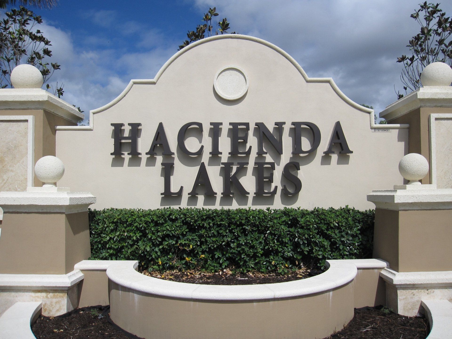 A sign that says hacienda lakes on it