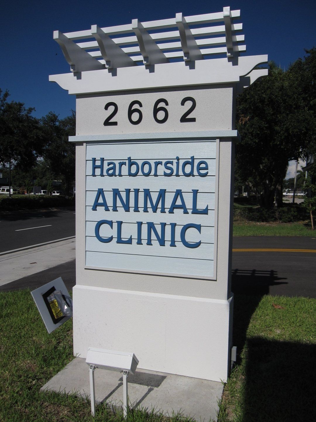 A sign that says harborside animal clinic on it