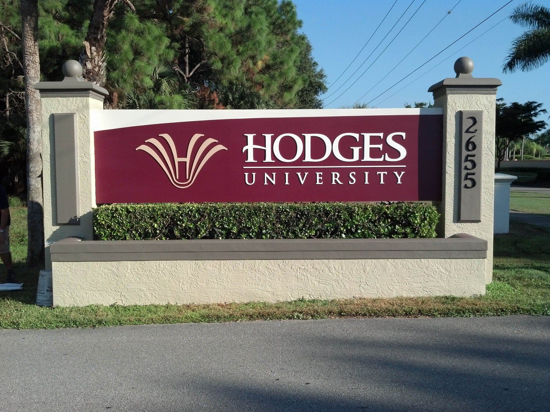 A sign that says hodge 's university on it