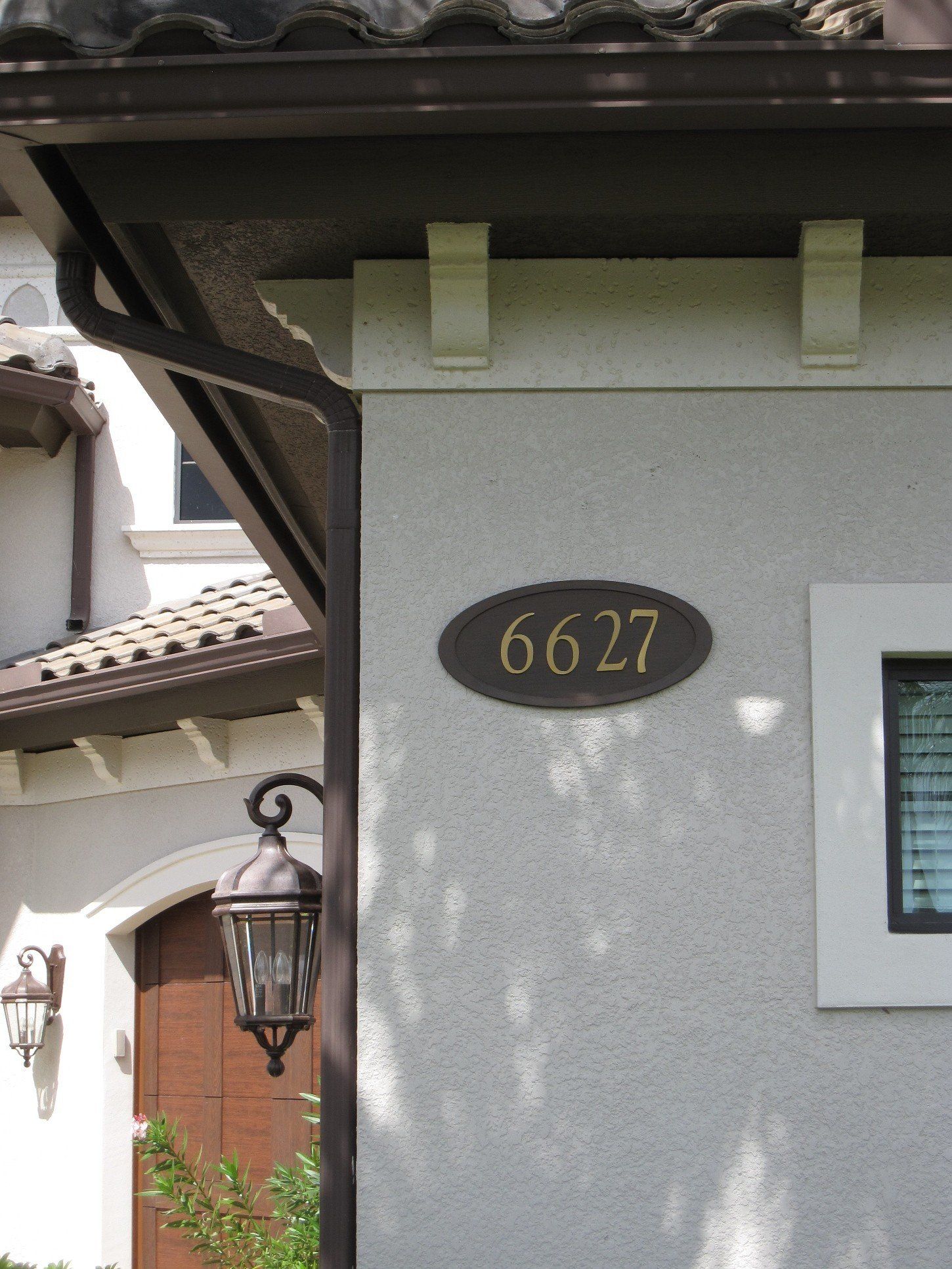 A house with the number 6627 on it