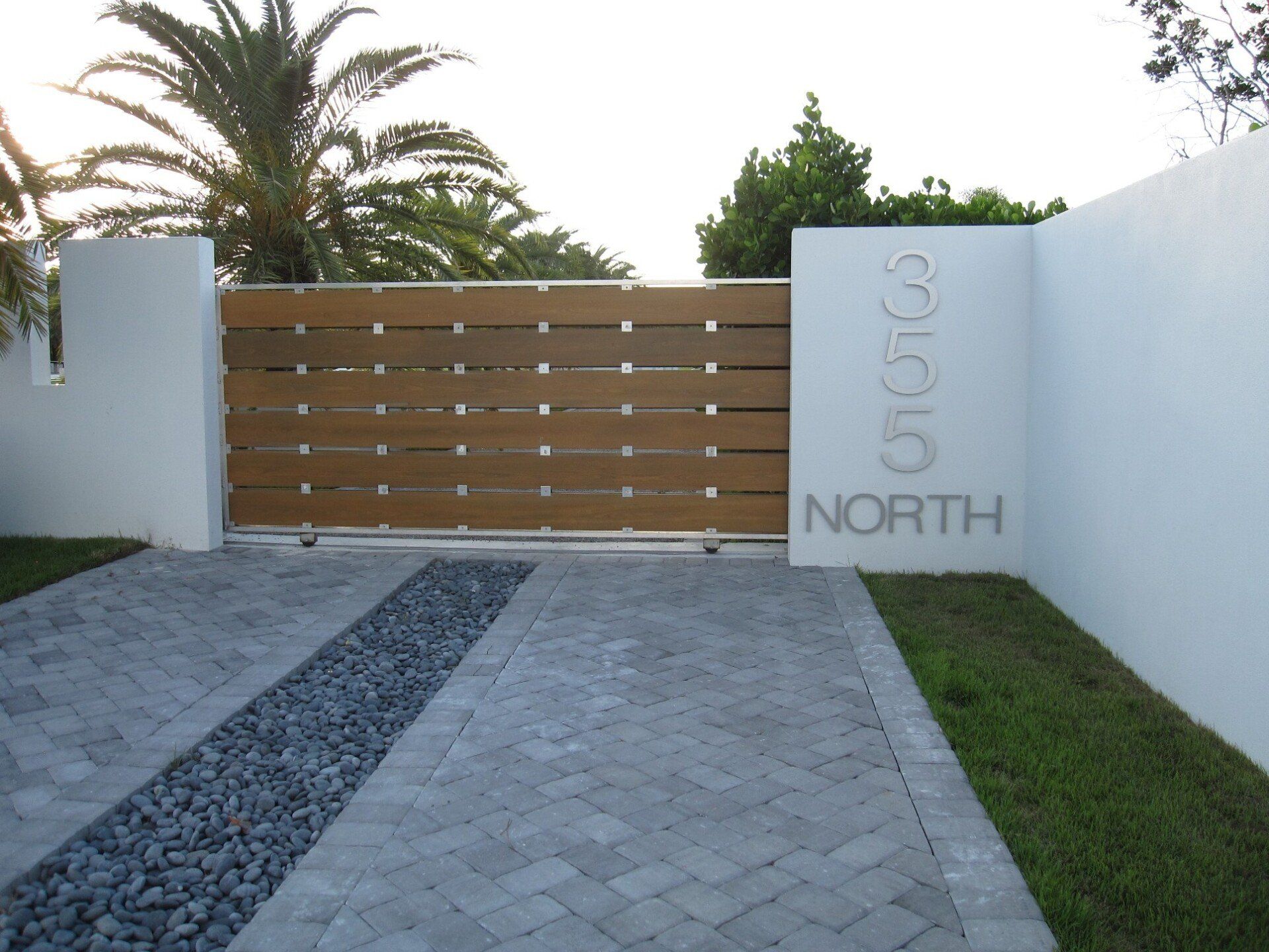 A white wall with the word north on it