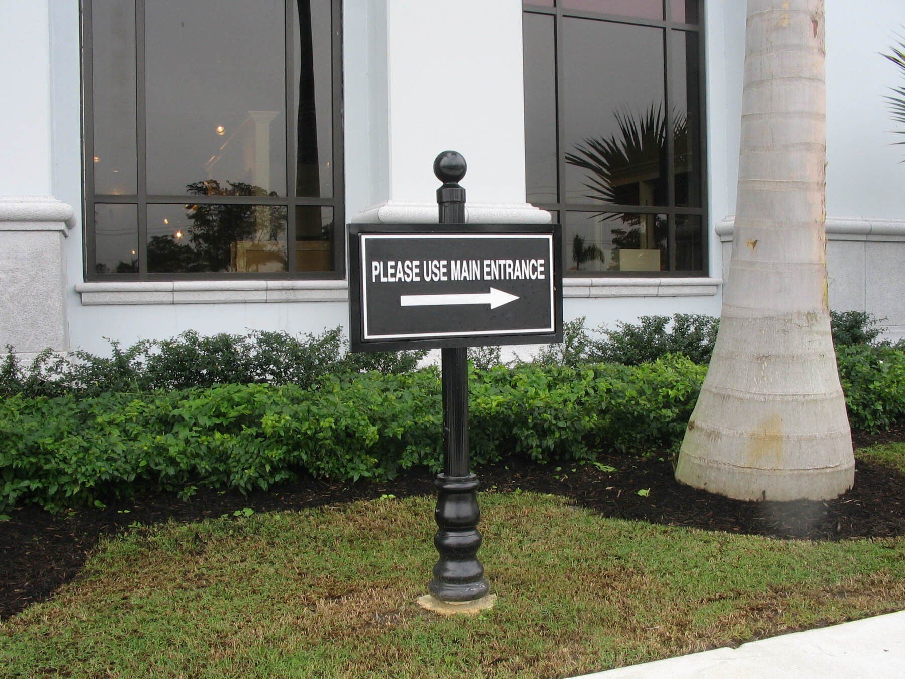 A sign that says please use main entrance on it