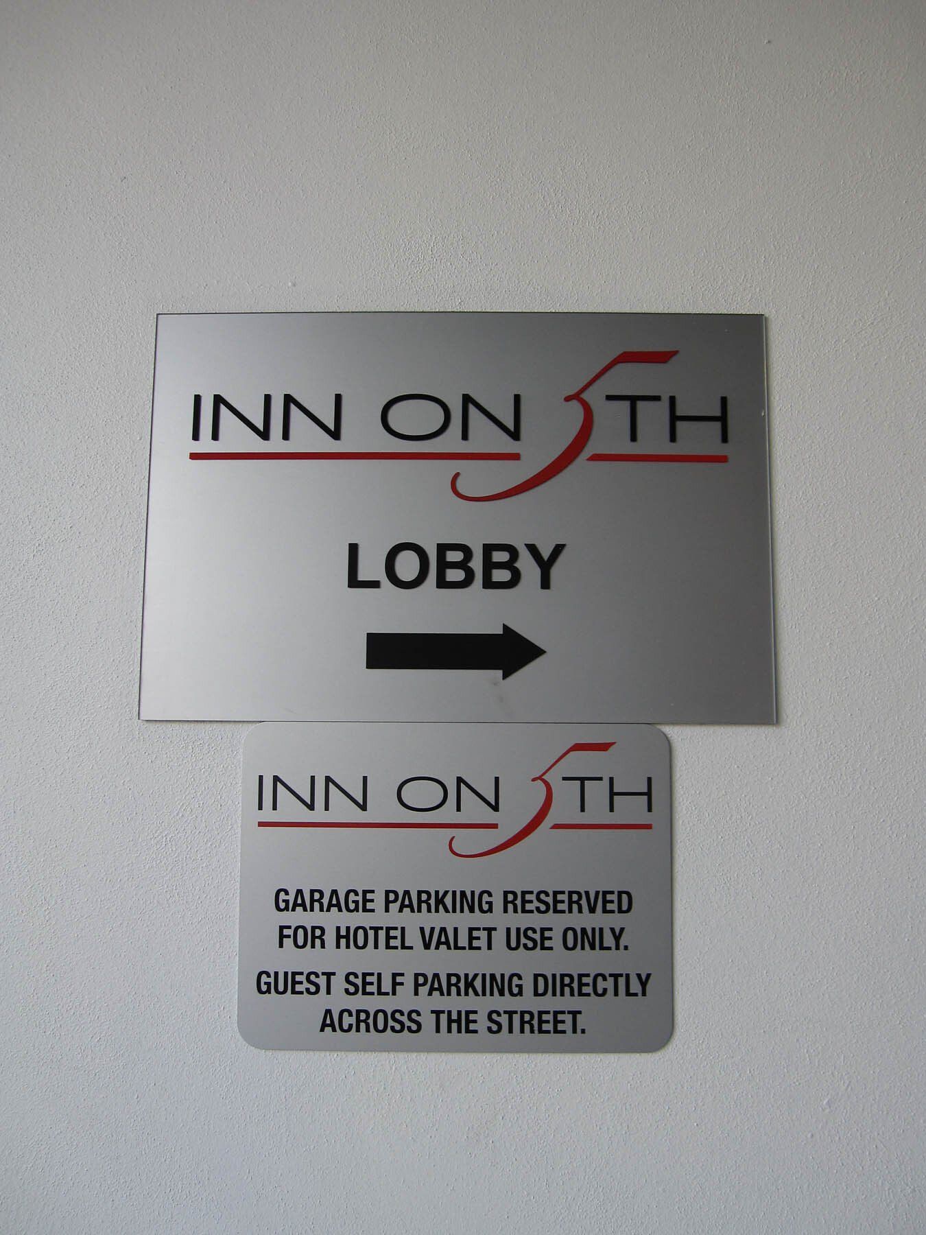 A sign that says inn on 5th lobby on it
