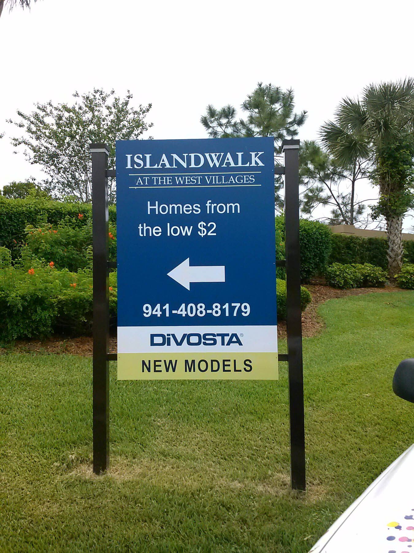 A blue sign that says islandwalk on it