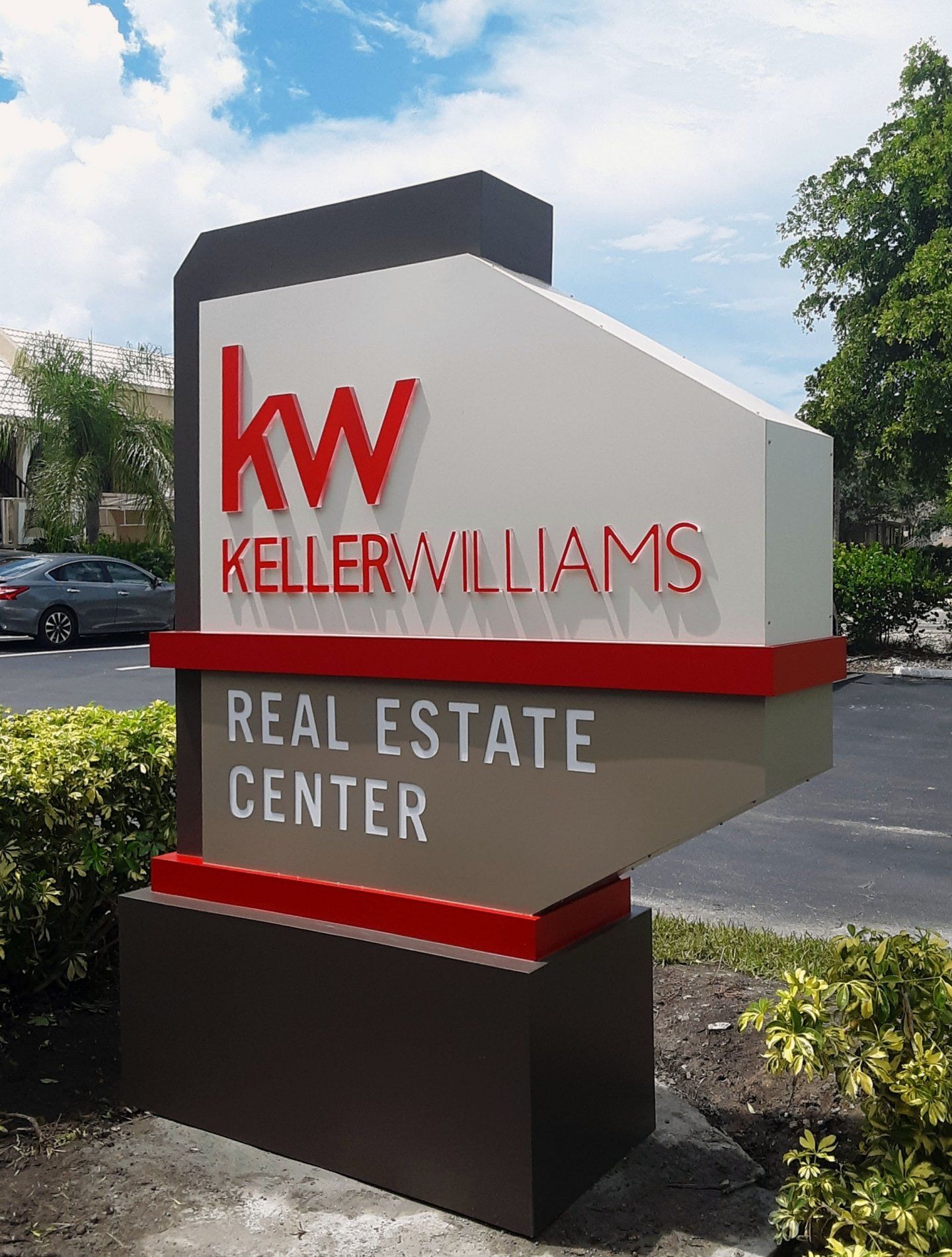 A sign for the kw keller williams real estate center