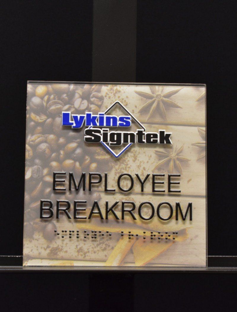 A sign that says employee breakroom on it