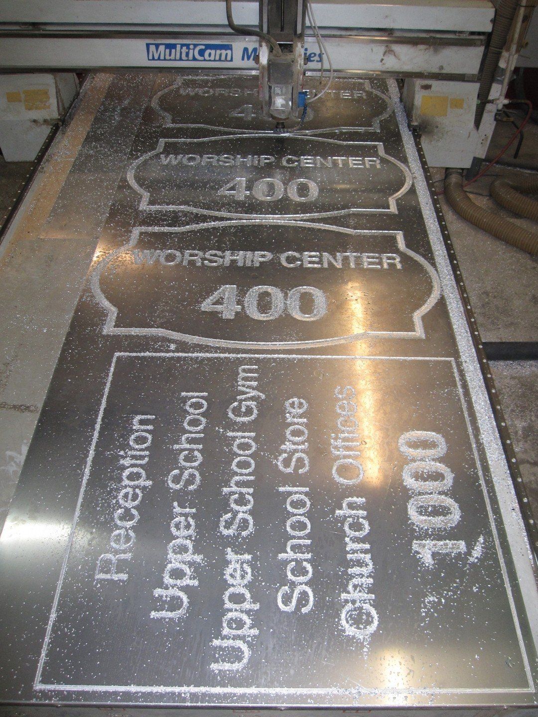 A sign that says worship center 400 on it