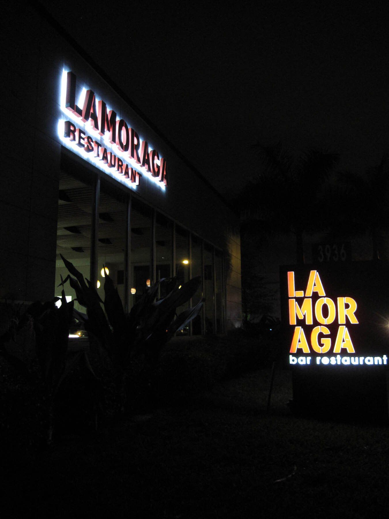 The la mor aga restaurant is lit up at night