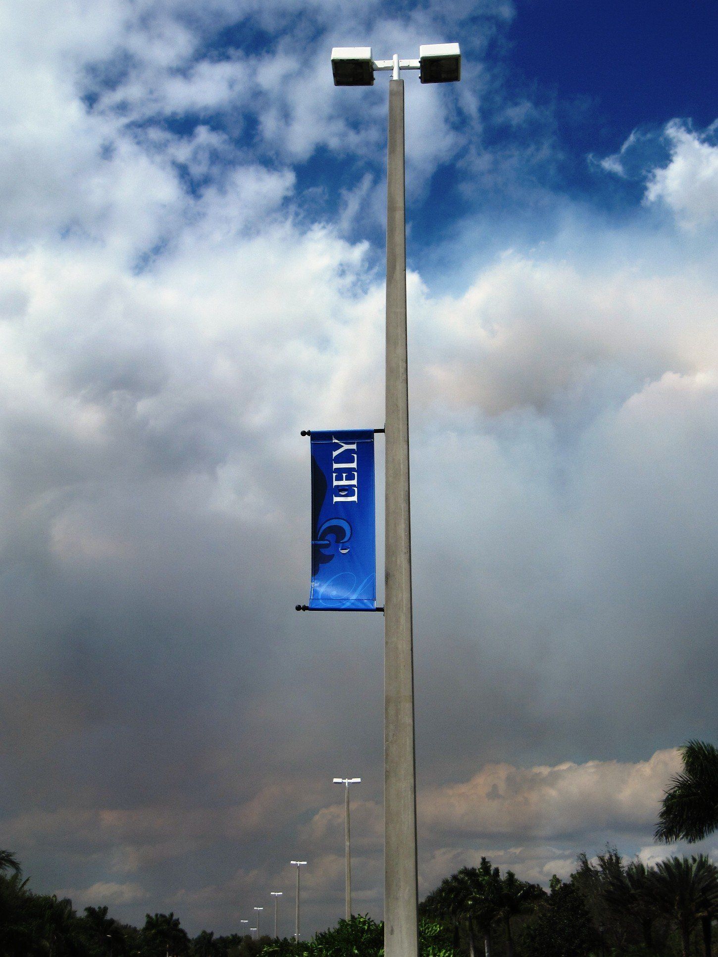A pole with a blue banner that says utv on it