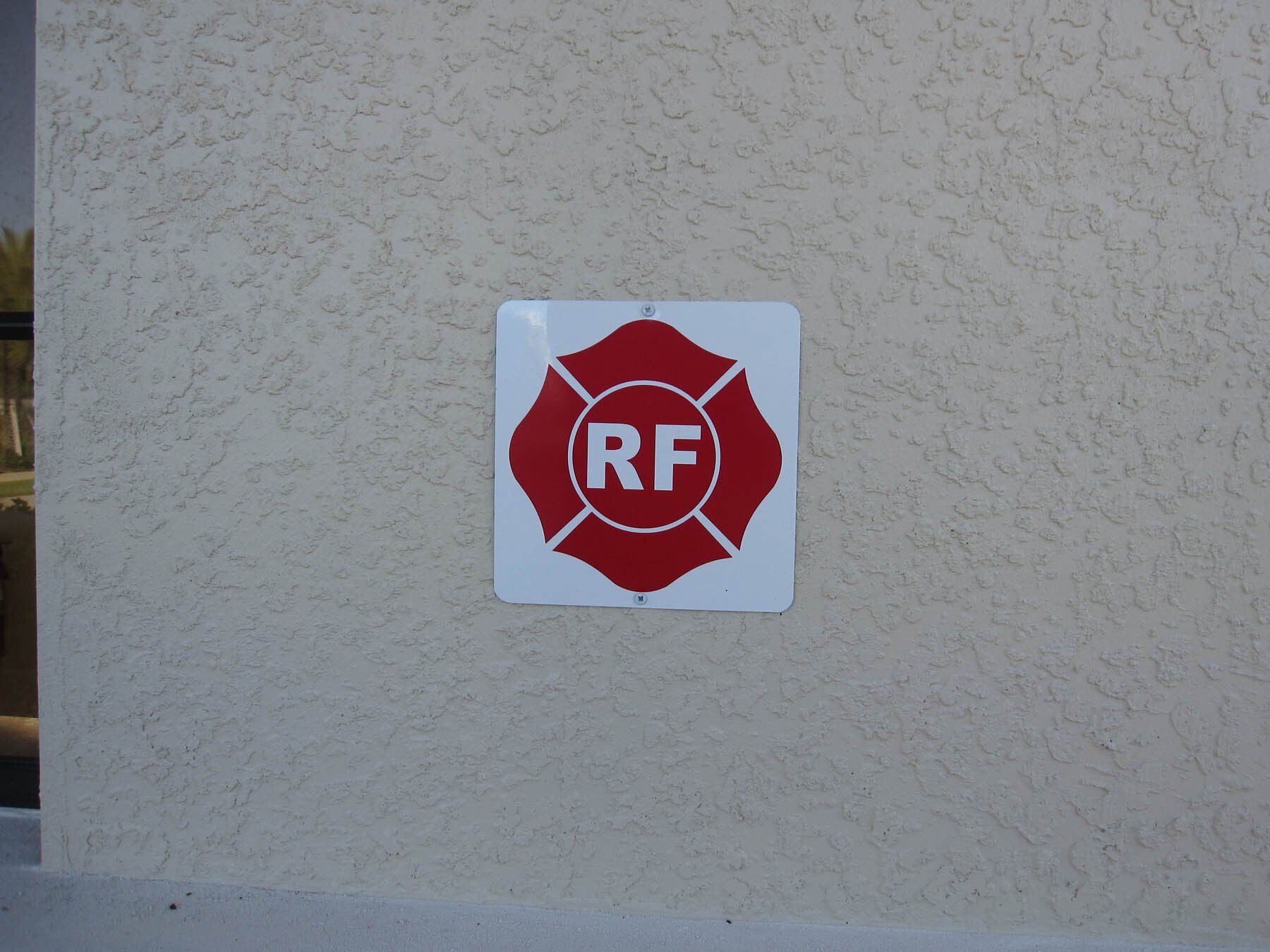 A sign on a wall that says rf on it