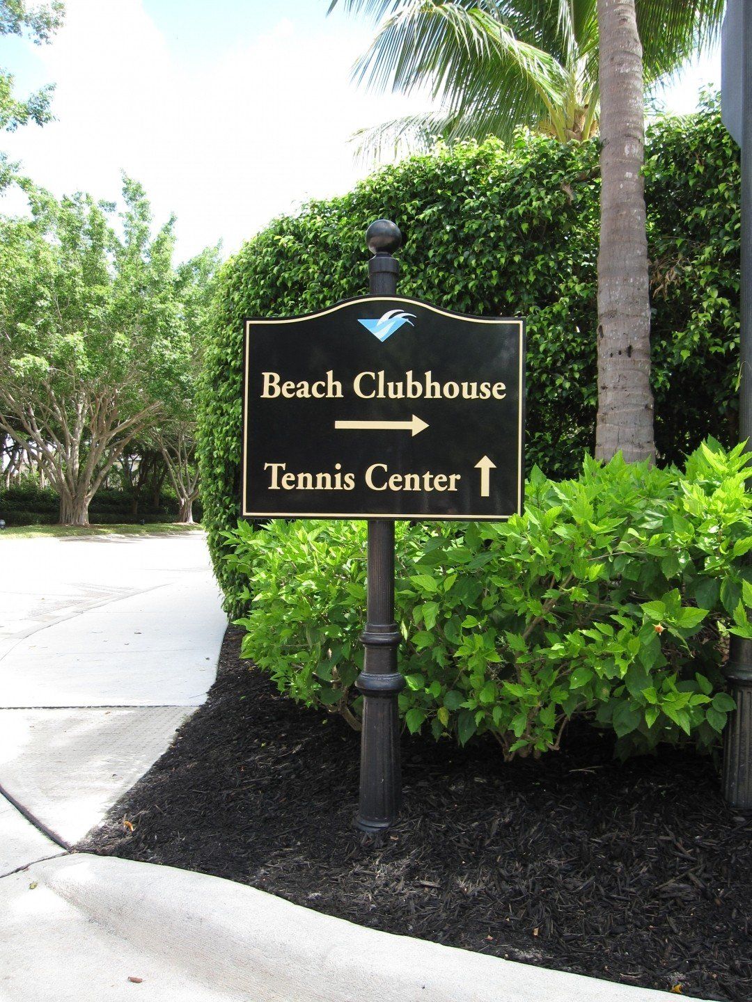 A sign pointing to the beach clubhouse tennis center