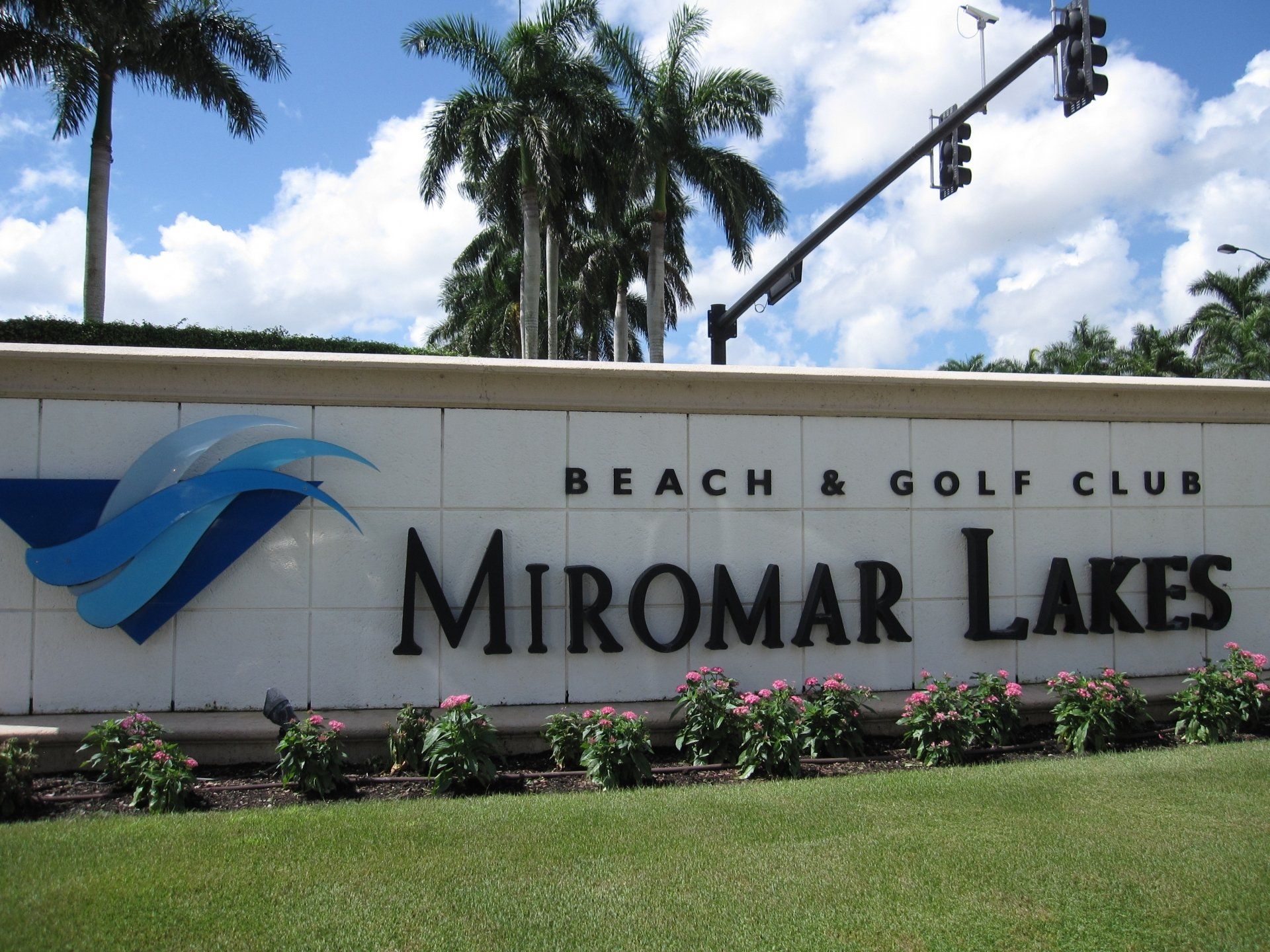 A sign for the miromar lakes beach and golf club