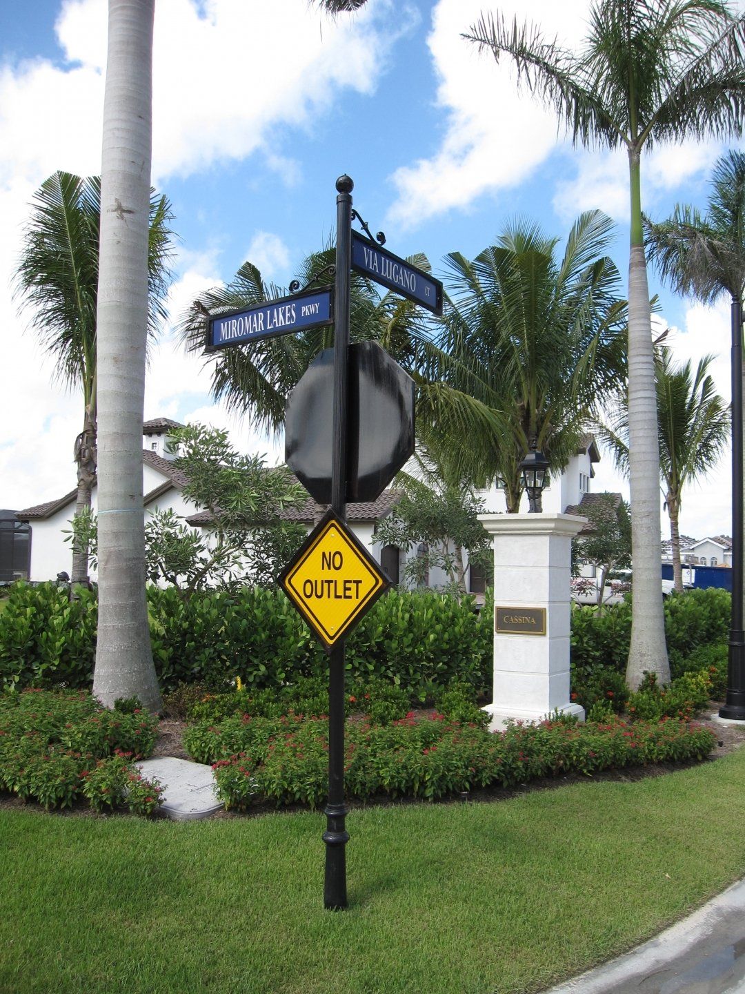 A street sign that says no left turn on it