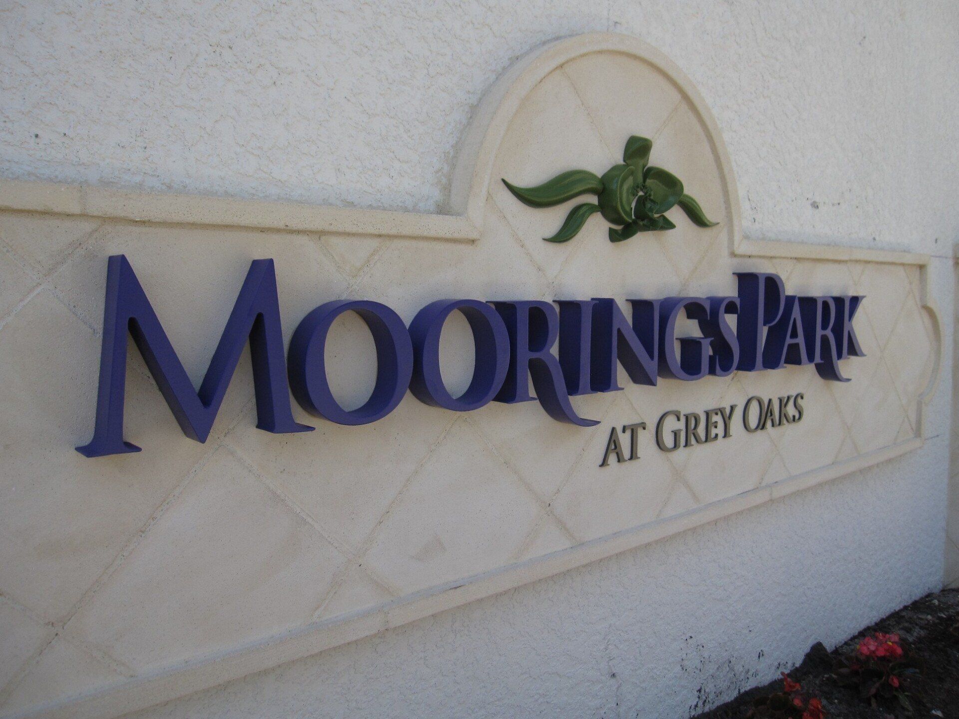 A sign that says mooring park at grey oaks