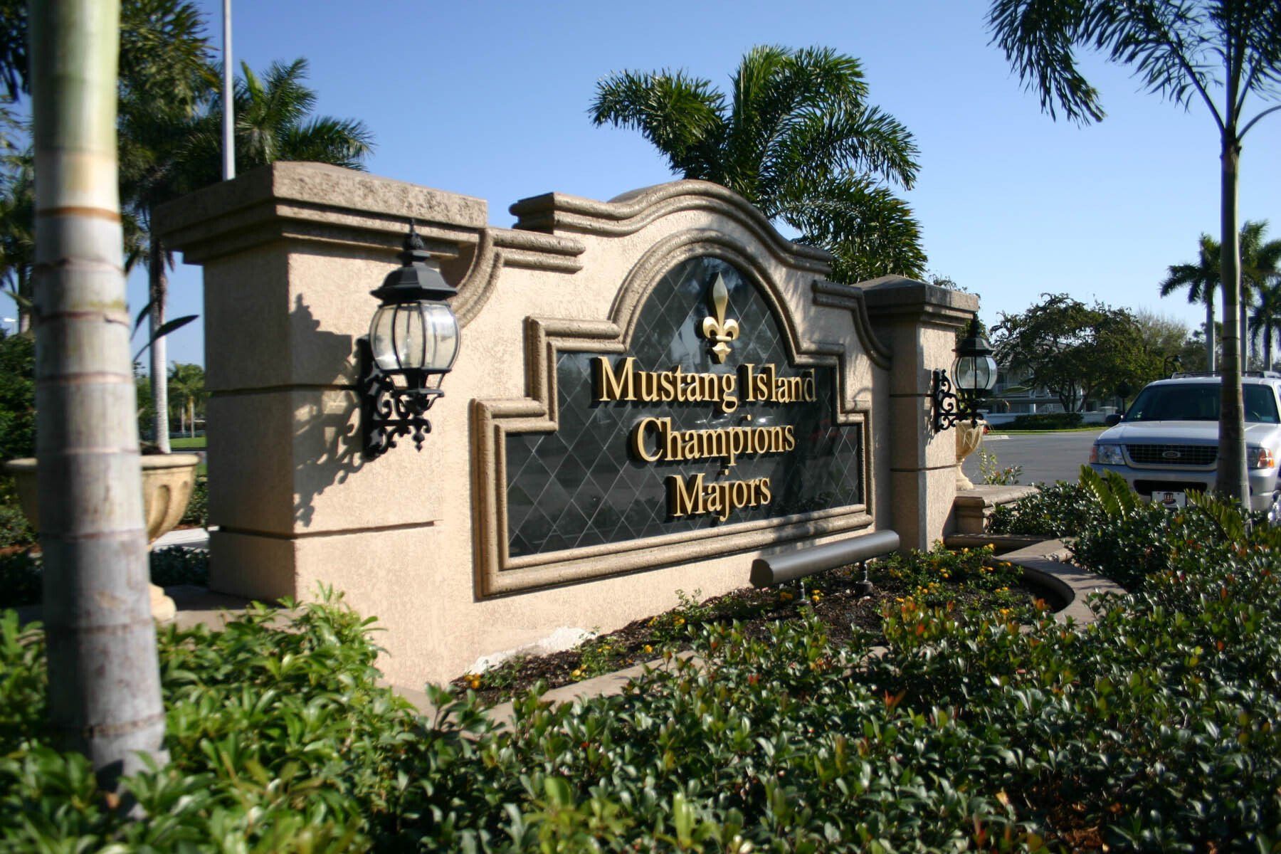 A sign that says mustang island champions majors on it