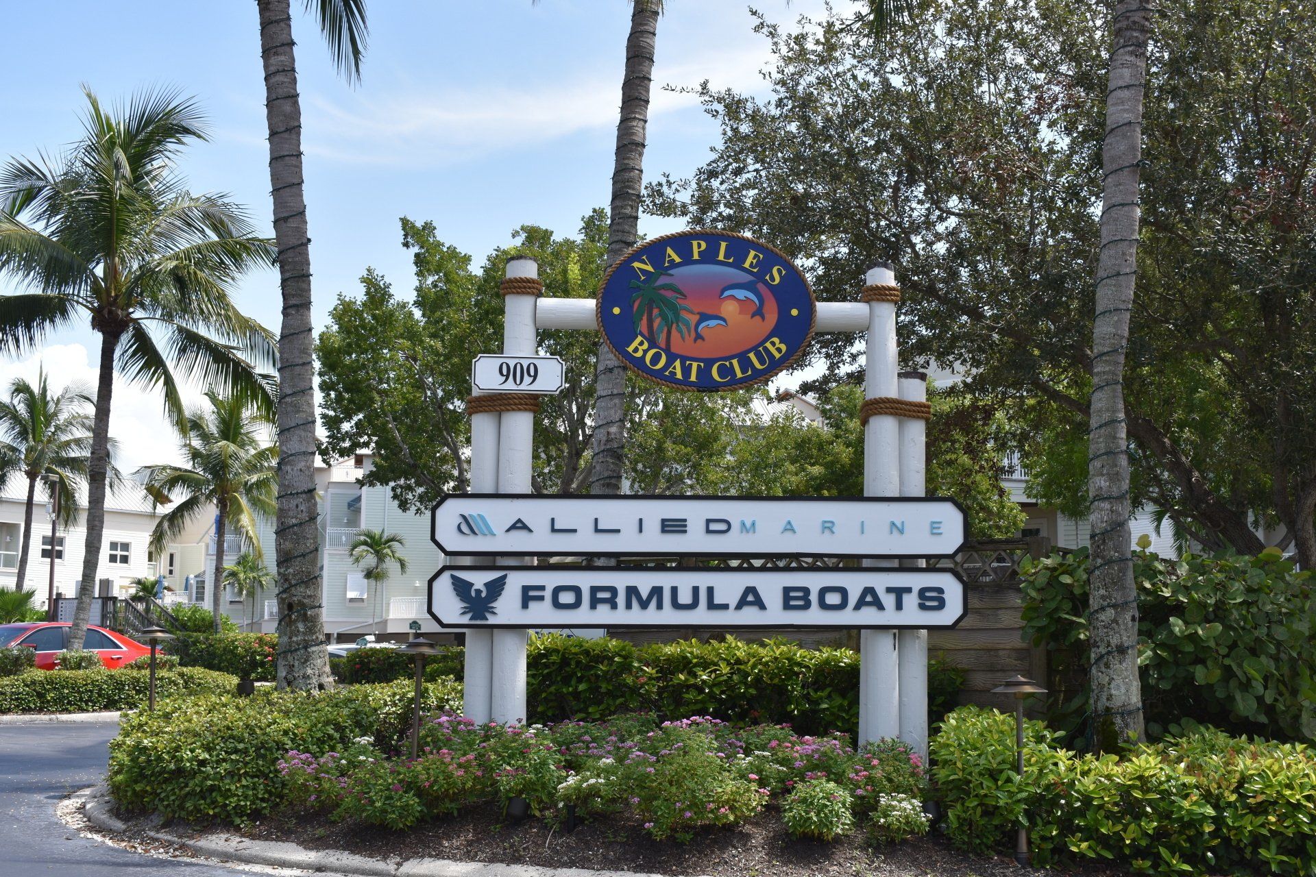 A sign that says formula boats on it