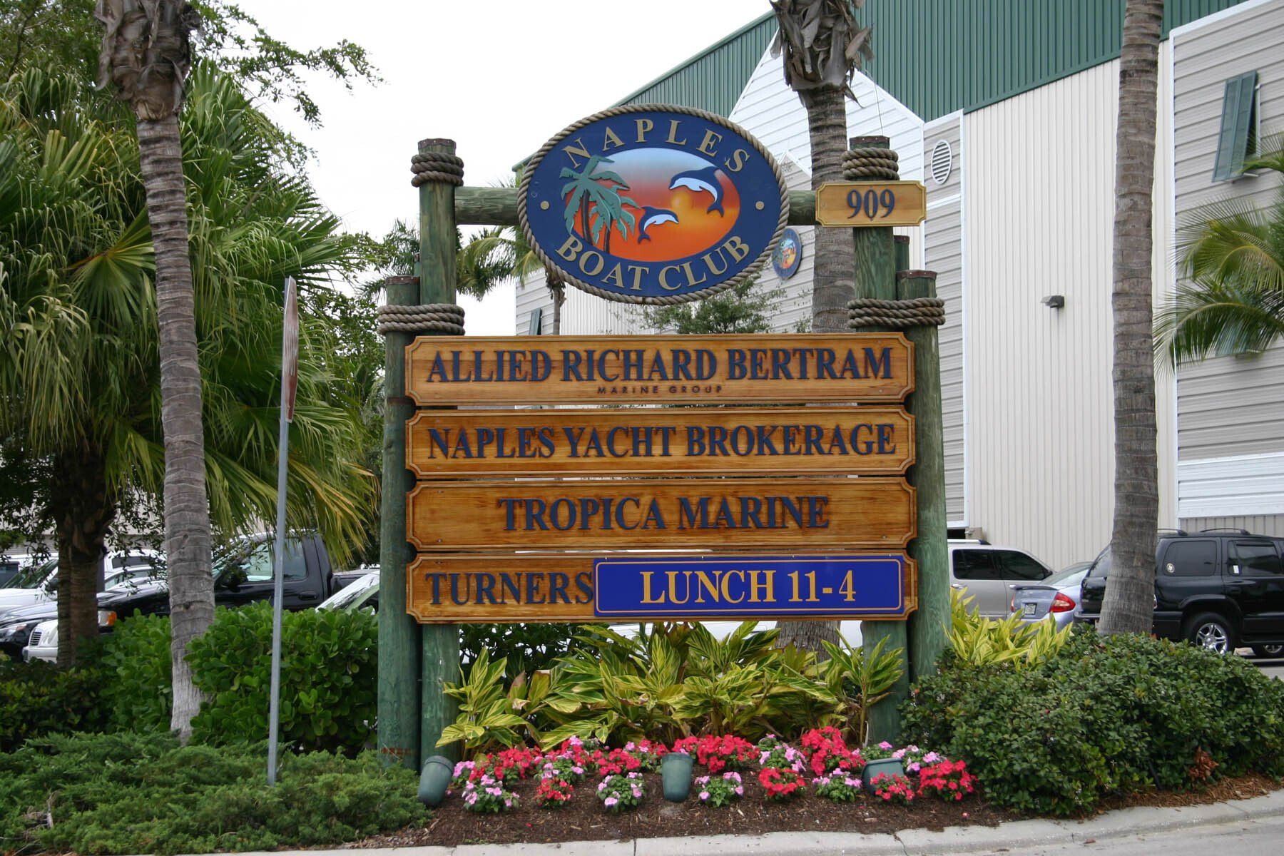 A sign that says naples boat club on it