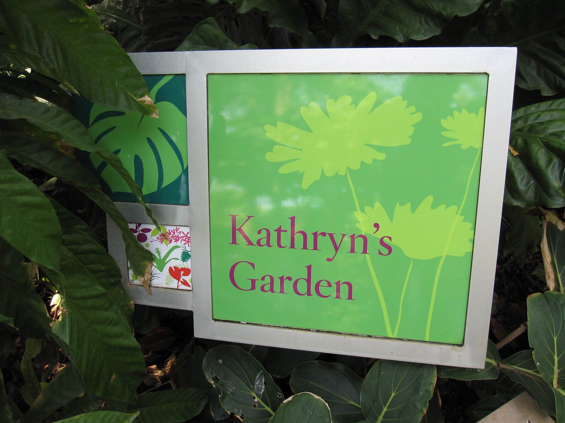 A sign that says kathryn 's garden on it