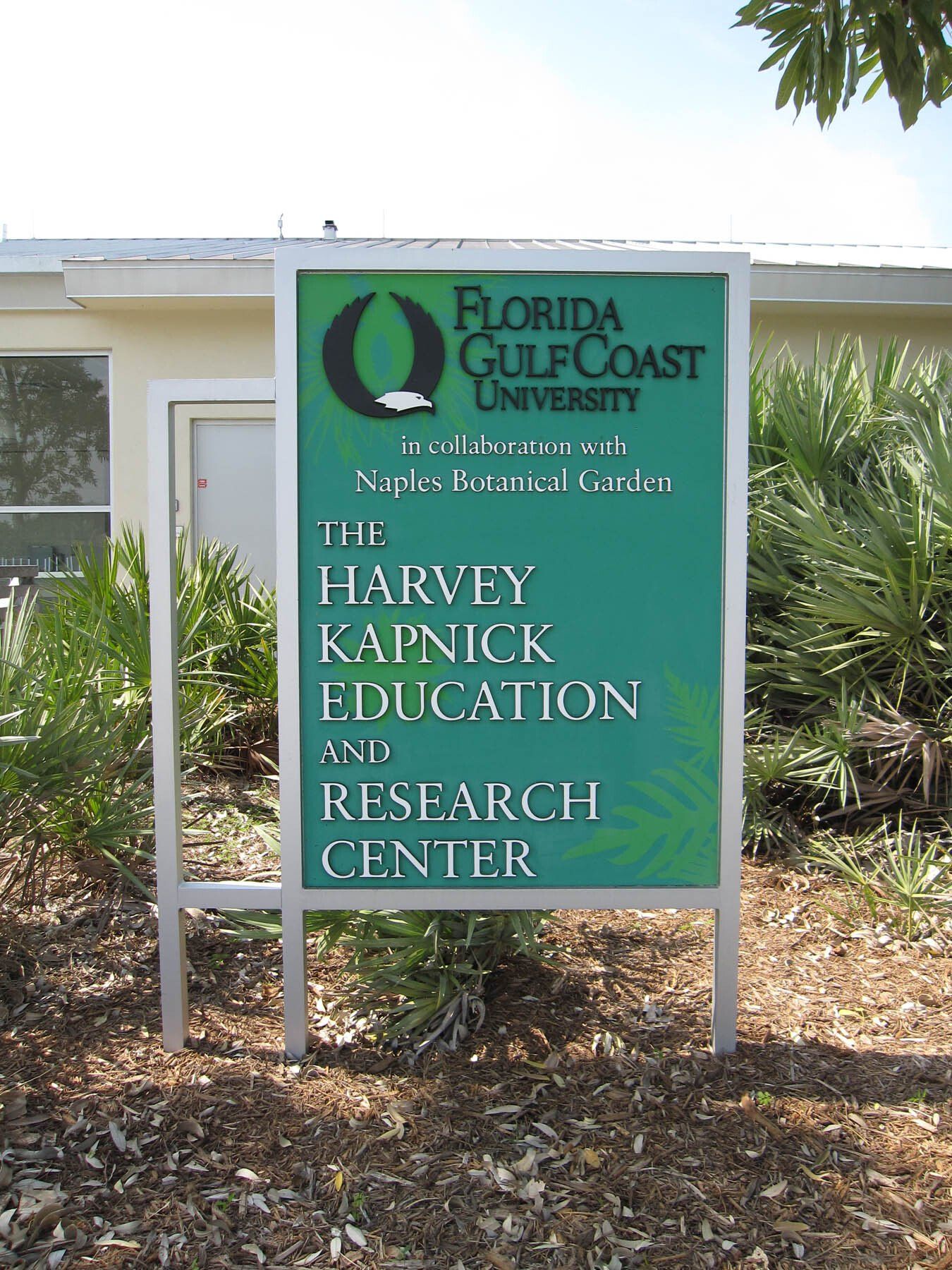 A green sign for the florida gulf coast university