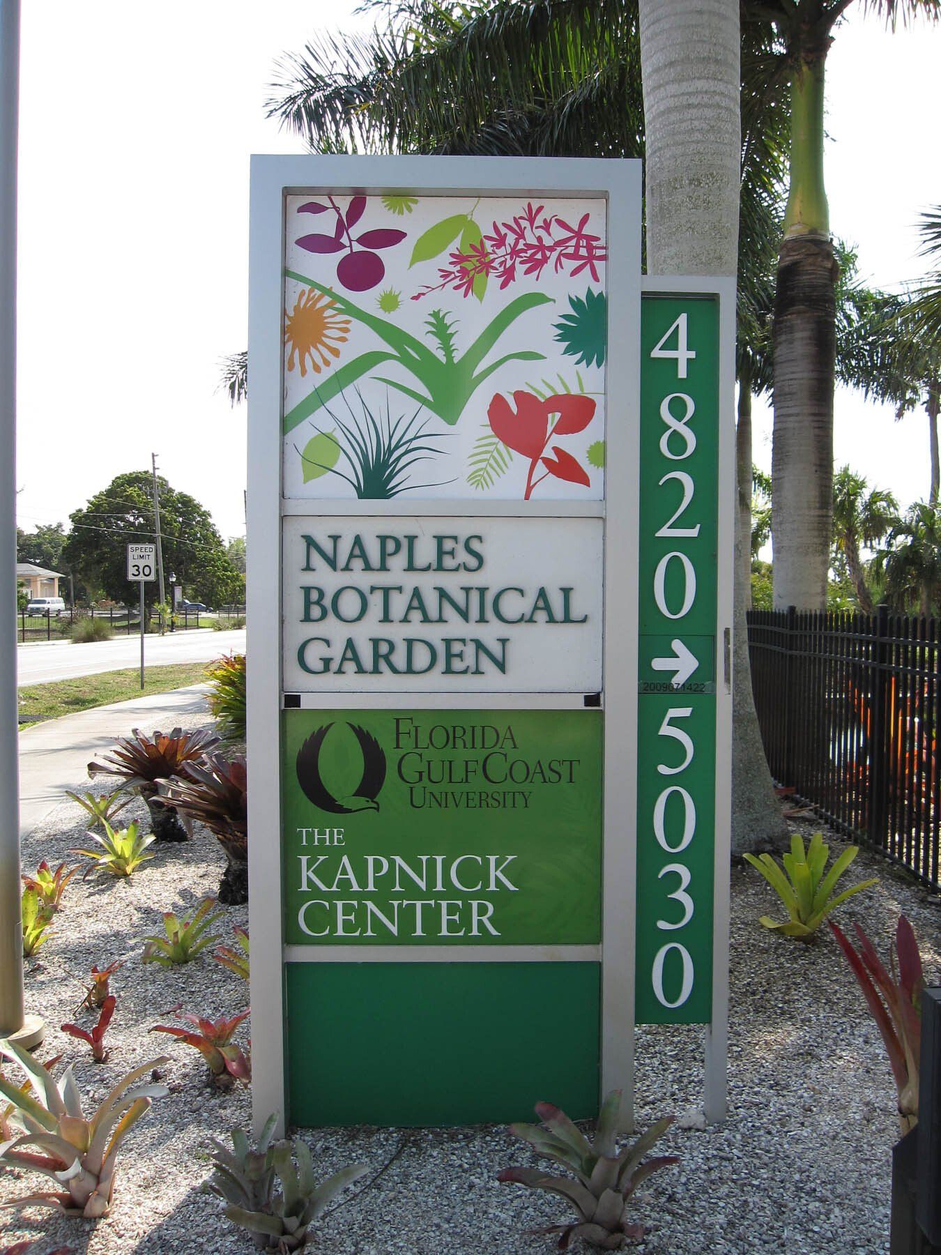 A sign that says naples botanical garden on it
